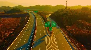 航拍黄昏下的高速公路枢纽视频的预览图